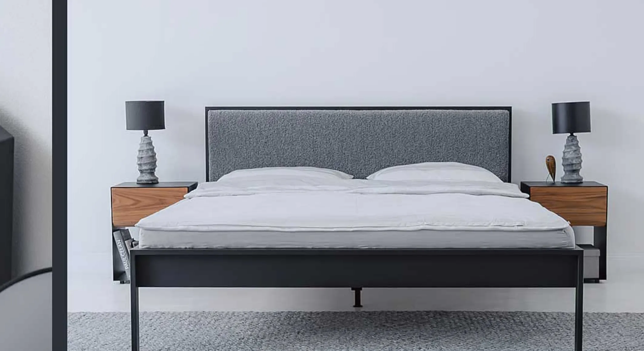 Metallbett mit gepolstertem Kopfteil auf der Startseite des Onlineshops NOTORIA