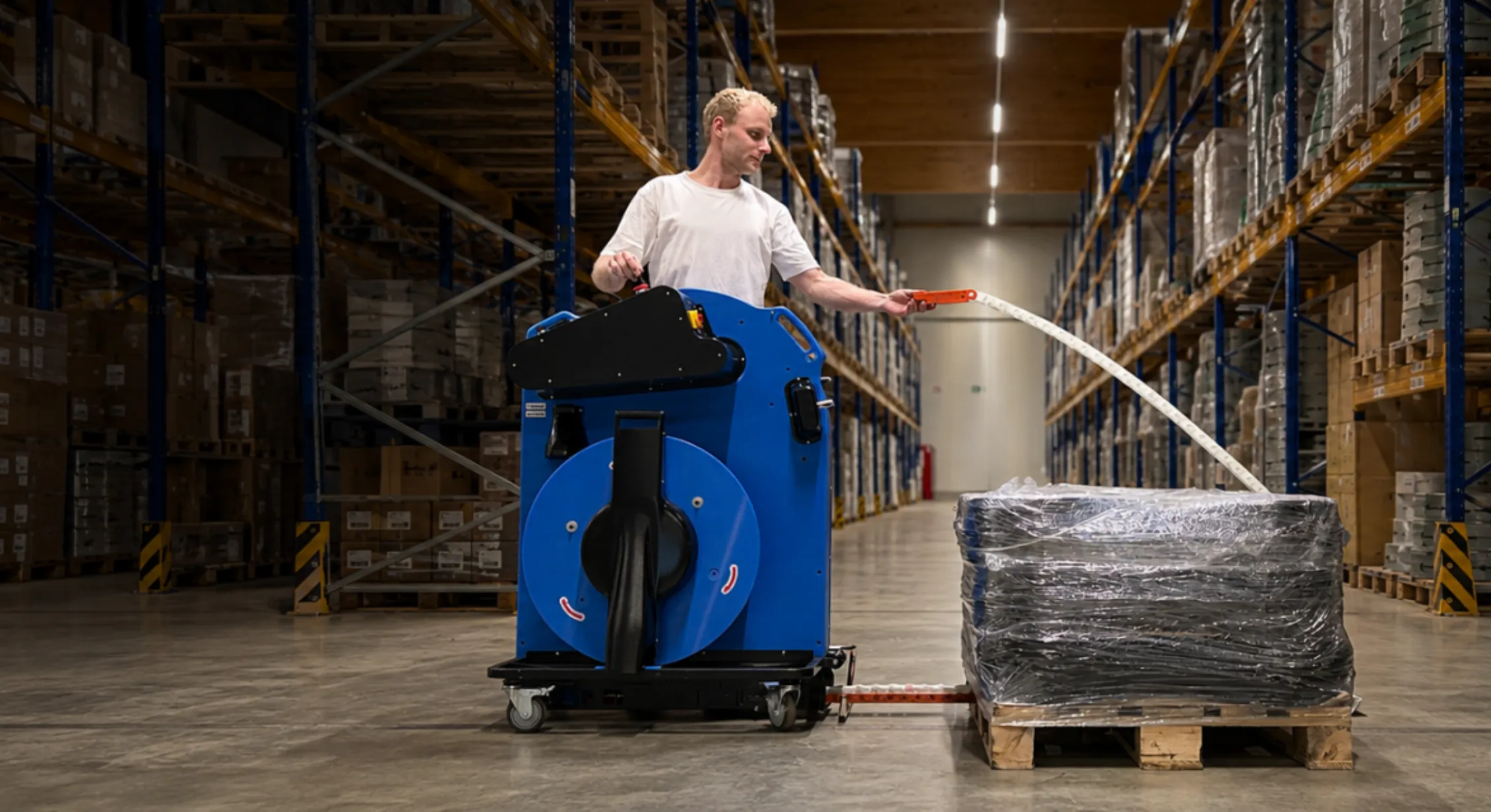 Mitarbeiter umreift eine Palette mit einem Palettenumreifer im Lager, Startseite des Onlineshops Umreifung24